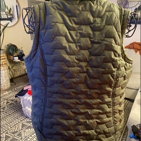 Woman’s reversible Free Country Vest - Picture 3 of 11